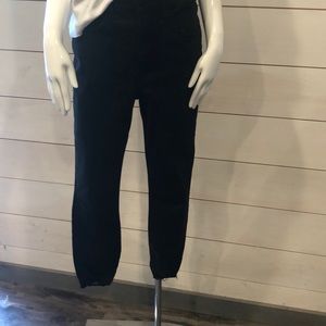 Like new. Good American distressed/crop jeans